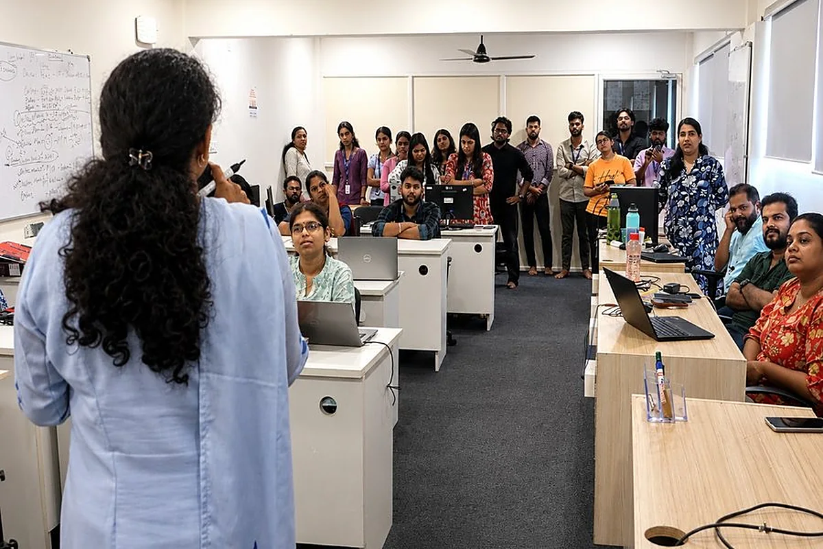 A Cokonet trainer leading a full training room